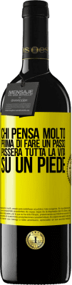 39,95 € Spedizione Gratuita | Vino rosso Edizione RED MBE Riserva Chi pensa molto prima di fare un passo, passerà tutta la vita su un piede Etichetta Gialla. Etichetta personalizzabile Riserva 12 Mesi Raccogliere 2014 Tempranillo