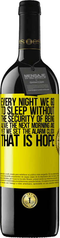 39,95 € 送料無料 | 赤ワイン REDエディション MBE 予約する 私たちは毎晩、翌朝生きているという安心感なしに眠りにつくが、それでも目覚まし時計をセットしている。それは希望です 黄色のラベル. カスタマイズ可能なラベル 予約する 12 月 収穫 2014 Tempranillo