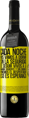 39,95 € Envío gratis | Vino Tinto Edición RED MBE Reserva Cada noche nos vamos a dormir sin la seguridad de seguir vivos a la mañana siguiente y, sin embargo, ponemos el despertador Etiqueta Amarilla. Etiqueta personalizable Reserva 12 Meses Cosecha 2016 Tempranillo