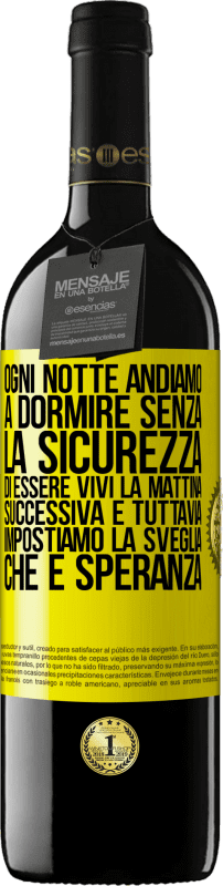 39,95 € Spedizione Gratuita | Vino rosso Edizione RED MBE Riserva Ogni notte andiamo a dormire senza la sicurezza di essere vivi la mattina successiva e tuttavia impostiamo la sveglia. CHE È Etichetta Gialla. Etichetta personalizzabile Riserva 12 Mesi Raccogliere 2015 Tempranillo