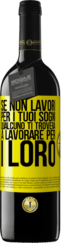 39,95 € Spedizione Gratuita | Vino rosso Edizione RED MBE Riserva Se non lavori per i tuoi sogni, qualcuno ti troverà a lavorare per i loro Etichetta Gialla. Etichetta personalizzabile Riserva 12 Mesi Raccogliere 2015 Tempranillo