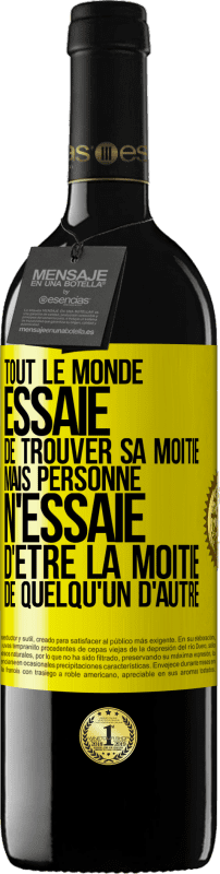 39,95 € Envoi gratuit | Vin rouge Édition RED MBE Réserve Tout le monde essaie de trouver sa moitié. Mais personne n'essaie d'être la moitié de quelqu'un d'autre Étiquette Jaune. Étiquette personnalisable Réserve 12 Mois Récolte 2015 Tempranillo