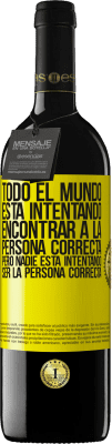 39,95 € Envío gratis | Vino Tinto Edición RED MBE Reserva Todo el mundo está intentando encontrar a la persona correcta. Pero nadie está intentando ser la persona correcta Etiqueta Amarilla. Etiqueta personalizable Reserva 12 Meses Cosecha 2015 Tempranillo