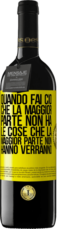 39,95 € Spedizione Gratuita | Vino rosso Edizione RED MBE Riserva Quando fai ciò che la maggior parte non ha, le cose che la maggior parte non hanno verranno Etichetta Gialla. Etichetta personalizzabile Riserva 12 Mesi Raccogliere 2015 Tempranillo