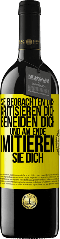 39,95 € Kostenloser Versand | Rotwein RED Ausgabe MBE Reserve Sie beobachten dich, kritisieren dich, beneiden dich... und am Ende imitieren sie dich Gelbes Etikett. Anpassbares Etikett Reserve 12 Monate Ernte 2015 Tempranillo