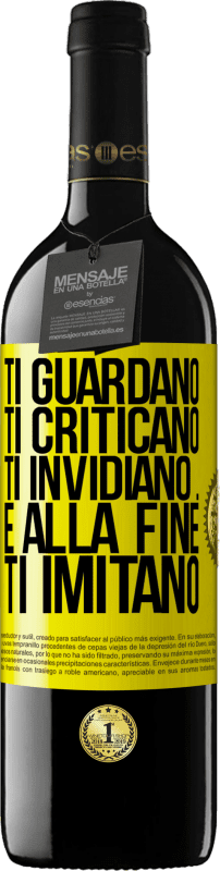 39,95 € Spedizione Gratuita | Vino rosso Edizione RED MBE Riserva Ti guardano, ti criticano, ti invidiano ... e alla fine ti imitano Etichetta Gialla. Etichetta personalizzabile Riserva 12 Mesi Raccogliere 2015 Tempranillo