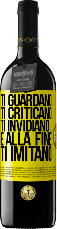 39,95 € Spedizione Gratuita | Vino rosso Edizione RED MBE Riserva Ti guardano, ti criticano, ti invidiano ... e alla fine ti imitano Etichetta Gialla. Etichetta personalizzabile Riserva 12 Mesi Raccogliere 2016 Tempranillo
