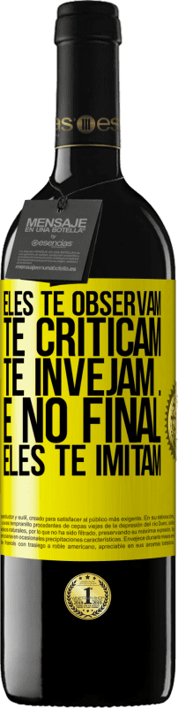 39,95 € Envio grátis | Vinho tinto Edição RED MBE Reserva Eles te observam, te criticam, te invejam ... e no final, eles te imitam Etiqueta Amarela. Etiqueta personalizável Reserva 12 Meses Colheita 2015 Tempranillo