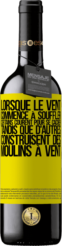 39,95 € Envoi gratuit | Vin rouge Édition RED MBE Réserve Lorsque le vent commence à souffler, certains courent pour se cacher, tandis que d'autres construisent des moulins à vent Étiquette Jaune. Étiquette personnalisable Réserve 12 Mois Récolte 2015 Tempranillo