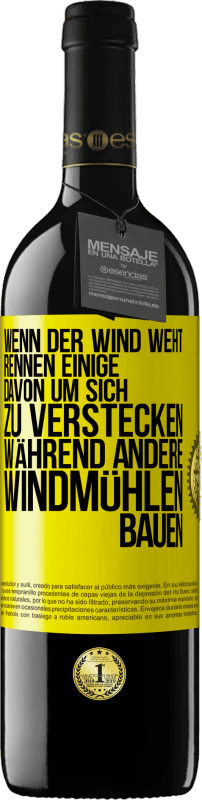 39,95 € Kostenloser Versand | Rotwein RED Ausgabe MBE Reserve Wenn der Wind weht, rennen einige davon, um sich zu verstecken, während andere Windmühlen bauen Gelbes Etikett. Anpassbares Etikett Reserve 12 Monate Ernte 2015 Tempranillo