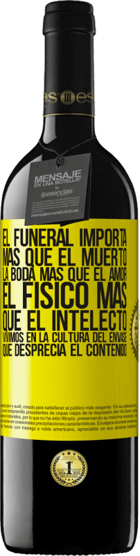 39,95 € Envío gratis | Vino Tinto Edición RED MBE Reserva El funeral importa más que el muerto, la boda más que el amor, el físico más que el intelecto. Vivimos en la cultura del Etiqueta Amarilla. Etiqueta personalizable Reserva 12 Meses Cosecha 2015 Tempranillo