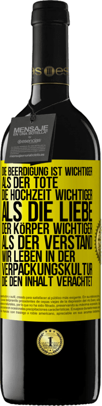 39,95 € Kostenloser Versand | Rotwein RED Ausgabe MBE Reserve Die Beerdigung ist wichtiger als der Tote, die Hochzeit wichtiger als die Liebe, der Körper wichtiger als der Verstand. Wir lebe Gelbes Etikett. Anpassbares Etikett Reserve 12 Monate Ernte 2015 Tempranillo