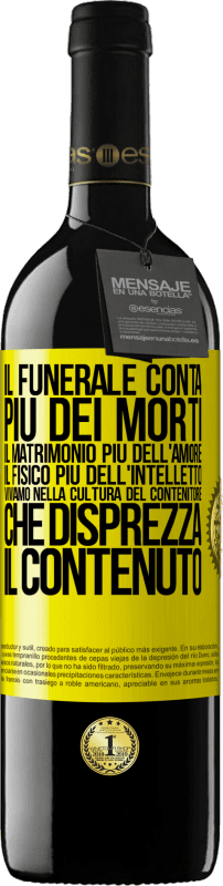 39,95 € Spedizione Gratuita | Vino rosso Edizione RED MBE Riserva Il funerale conta più dei morti, il matrimonio più dell'amore, il fisico più dell'intelletto. Viviamo nella cultura del Etichetta Gialla. Etichetta personalizzabile Riserva 12 Mesi Raccogliere 2015 Tempranillo