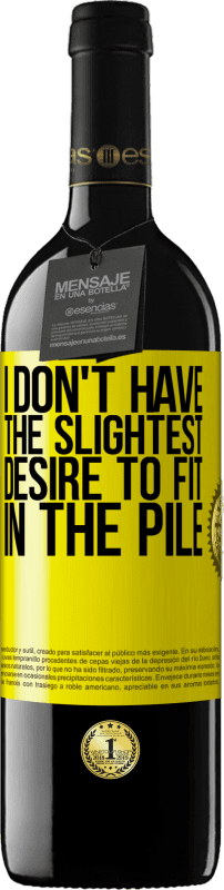 39,95 € 送料無料 | 赤ワイン REDエディション MBE 予約する 私は山に収まるようにわずかな欲求を持っていません 黄色のラベル. カスタマイズ可能なラベル 予約する 12 月 収穫 2016 Tempranillo