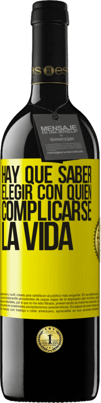 39,95 € Envío gratis | Vino Tinto Edición RED MBE Reserva Hay que saber elegir con quién complicarse la vida Etiqueta Amarilla. Etiqueta personalizable Reserva 12 Meses Cosecha 2015 Tempranillo