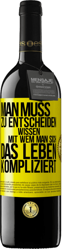 39,95 € Kostenloser Versand | Rotwein RED Ausgabe MBE Reserve Man muss zu entscheiden wissen, mit wem man sich das Leben kompliziert Gelbes Etikett. Anpassbares Etikett Reserve 12 Monate Ernte 2015 Tempranillo