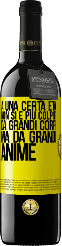 39,95 € Spedizione Gratuita | Vino rosso Edizione RED MBE Riserva A una certa età non si è più colpiti da grandi corpi, ma da grandi anime Etichetta Gialla. Etichetta personalizzabile Riserva 12 Mesi Raccogliere 2015 Tempranillo