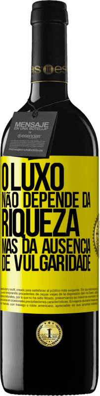 39,95 € Envio grátis | Vinho tinto Edição RED MBE Reserva O luxo não depende da riqueza, mas da ausência de vulgaridade Etiqueta Amarela. Etiqueta personalizável Reserva 12 Meses Colheita 2015 Tempranillo