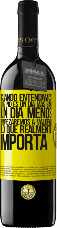 39,95 € Envío gratis | Vino Tinto Edición RED MBE Reserva Cuando entendamos que no es un día más sino un día menos, empezaremos a valorar lo que realmente importa Etiqueta Amarilla. Etiqueta personalizable Reserva 12 Meses Cosecha 2015 Tempranillo