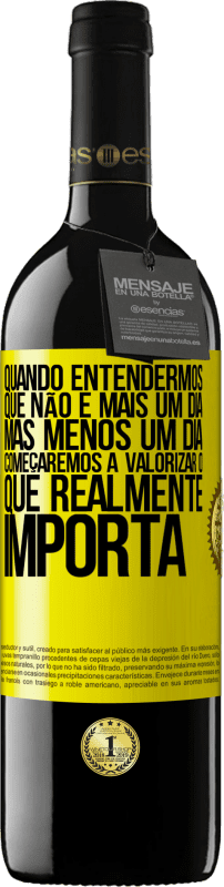 39,95 € Envio grátis | Vinho tinto Edição RED MBE Reserva Quando entendermos que não é mais um dia, mas menos um dia, começaremos a valorizar o que realmente importa Etiqueta Amarela. Etiqueta personalizável Reserva 12 Meses Colheita 2016 Tempranillo