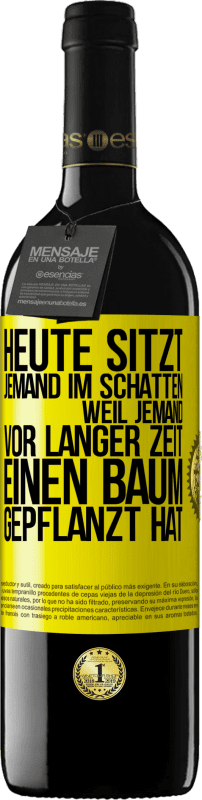 39,95 € Kostenloser Versand | Rotwein RED Ausgabe MBE Reserve Heute sitzt jemand im Schatten, weil jemand vor langer Zeit einen Baum gepflanzt hat Gelbes Etikett. Anpassbares Etikett Reserve 12 Monate Ernte 2015 Tempranillo