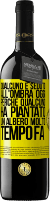 39,95 € Spedizione Gratuita | Vino rosso Edizione RED MBE Riserva Qualcuno è seduto all'ombra oggi, perché qualcuno ha piantato un albero molto tempo fa Etichetta Gialla. Etichetta personalizzabile Riserva 12 Mesi Raccogliere 2015 Tempranillo