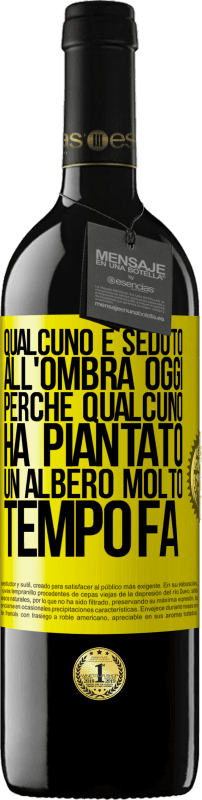 39,95 € Spedizione Gratuita | Vino rosso Edizione RED MBE Riserva Qualcuno è seduto all'ombra oggi, perché qualcuno ha piantato un albero molto tempo fa Etichetta Gialla. Etichetta personalizzabile Riserva 12 Mesi Raccogliere 2015 Tempranillo