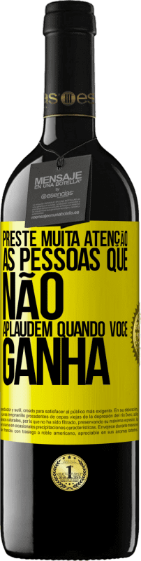 39,95 € Envio grátis | Vinho tinto Edição RED MBE Reserva Preste muita atenção às pessoas que não aplaudem quando você ganha Etiqueta Amarela. Etiqueta personalizável Reserva 12 Meses Colheita 2015 Tempranillo