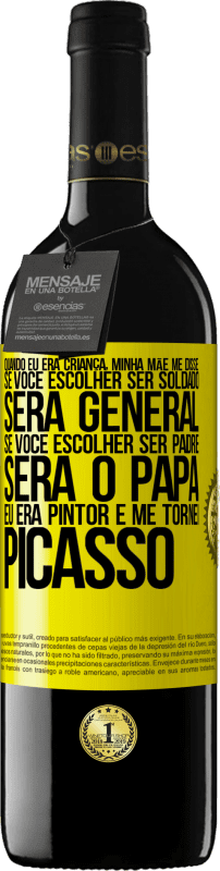 39,95 € Envio grátis | Vinho tinto Edição RED MBE Reserva Quando eu era criança, minha mãe me disse: se você escolher ser soldado, será general Se você escolher ser padre, será o Etiqueta Amarela. Etiqueta personalizável Reserva 12 Meses Colheita 2015 Tempranillo