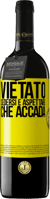 39,95 € Spedizione Gratuita | Vino rosso Edizione RED MBE Riserva Vietato sedersi e aspettare che accada Etichetta Gialla. Etichetta personalizzabile Riserva 12 Mesi Raccogliere 2014 Tempranillo