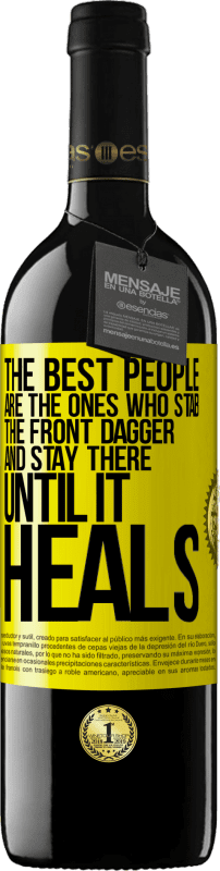 39,95 € 免费送货 | 红酒 RED版 MBE 预订 最好的人是那些刺着前匕首并呆在那里直到治愈的人 黄色标签. 可自定义的标签 预订 12 个月 收成 2016 Tempranillo