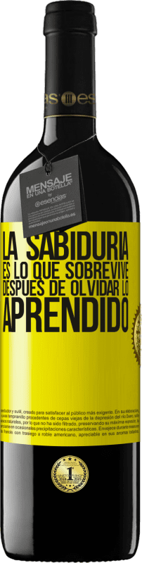 39,95 € Envío gratis | Vino Tinto Edición RED MBE Reserva La sabiduría es lo que sobrevive después de olvidar lo aprendido Etiqueta Amarilla. Etiqueta personalizable Reserva 12 Meses Cosecha 2015 Tempranillo