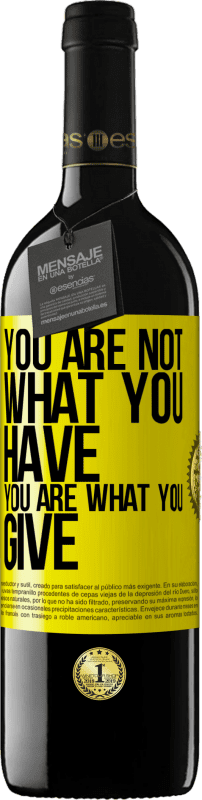 39,95 € 送料無料 | 赤ワイン REDエディション MBE 予約する あなたはあなたが持っているものではありません。あなたはあなたが与えるものです 黄色のラベル. カスタマイズ可能なラベル 予約する 12 月 収穫 2016 Tempranillo