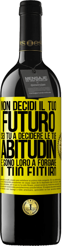 39,95 € Spedizione Gratuita | Vino rosso Edizione RED MBE Riserva Non decidi il tuo futuro. Sei tu a decidere le tue abitudini e sono loro a forgiare il tuo futuro Etichetta Gialla. Etichetta personalizzabile Riserva 12 Mesi Raccogliere 2015 Tempranillo