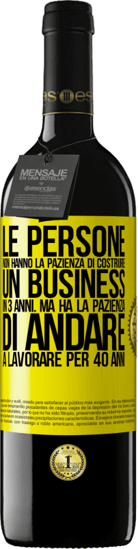 39,95 € Spedizione Gratuita | Vino rosso Edizione RED MBE Riserva Le persone non hanno la pazienza di costruire un business in 3 anni. Ma ha la pazienza di andare a lavorare per 40 anni Etichetta Gialla. Etichetta personalizzabile Riserva 12 Mesi Raccogliere 2015 Tempranillo