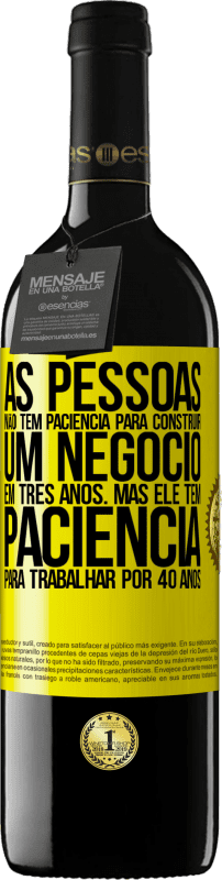 39,95 € Envio grátis | Vinho tinto Edição RED MBE Reserva As pessoas não têm paciência para construir um negócio em três anos. Mas ele tem paciência para trabalhar por 40 anos Etiqueta Amarela. Etiqueta personalizável Reserva 12 Meses Colheita 2015 Tempranillo