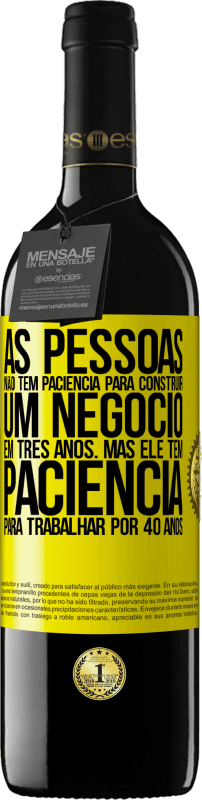 39,95 € Envio grátis | Vinho tinto Edição RED MBE Reserva As pessoas não têm paciência para construir um negócio em três anos. Mas ele tem paciência para trabalhar por 40 anos Etiqueta Amarela. Etiqueta personalizável Reserva 12 Meses Colheita 2016 Tempranillo