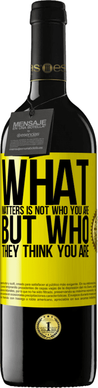 39,95 € 送料無料 | 赤ワイン REDエディション MBE 予約する 重要なのはあなたが誰であるかではなく、彼らはあなたが誰だと思うか 黄色のラベル. カスタマイズ可能なラベル 予約する 12 月 収穫 2016 Tempranillo