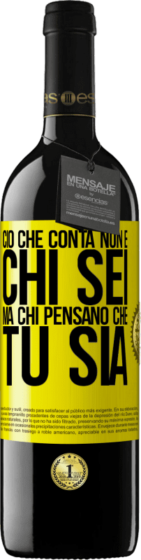 39,95 € Spedizione Gratuita | Vino rosso Edizione RED MBE Riserva Ciò che conta non è chi sei, ma chi pensano che tu sia Etichetta Gialla. Etichetta personalizzabile Riserva 12 Mesi Raccogliere 2015 Tempranillo