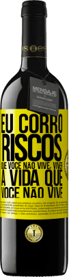 39,95 € Envio grátis | Vinho tinto Edição RED MBE Reserva Eu corro riscos que você não vive, viver a vida que você não vive Etiqueta Amarela. Etiqueta personalizável Reserva 12 Meses Colheita 2015 Tempranillo