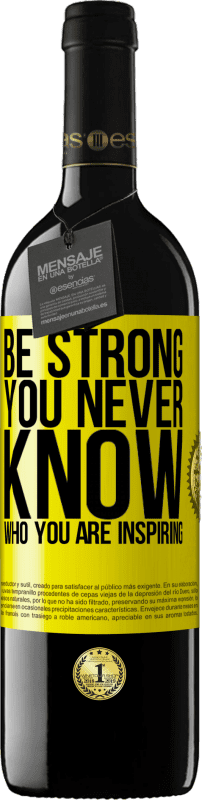 39,95 € 送料無料 | 赤ワイン REDエディション MBE 予約する Be strong. You never know who you are inspiring 黄色のラベル. カスタマイズ可能なラベル 予約する 12 月 収穫 2015 Tempranillo