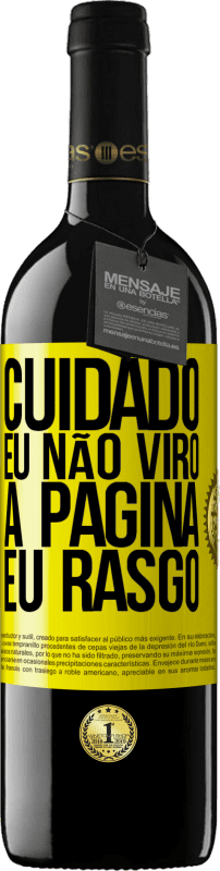 39,95 € Envio grátis | Vinho tinto Edição RED MBE Reserva Cuidado, eu não viro a página, eu rasgo Etiqueta Amarela. Etiqueta personalizável Reserva 12 Meses Colheita 2015 Tempranillo