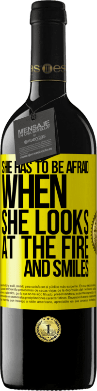 39,95 € 送料無料 | 赤ワイン REDエディション MBE 予約する 彼女は火を見て微笑むとき、彼女は恐れなければなりません 黄色のラベル. カスタマイズ可能なラベル 予約する 12 月 収穫 2016 Tempranillo