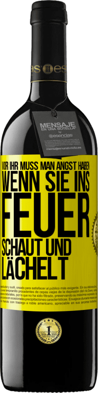 39,95 € Kostenloser Versand | Rotwein RED Ausgabe MBE Reserve Vor ihr muss man Angst haben, wenn sie ins Feuer schaut und lächelt Gelbes Etikett. Anpassbares Etikett Reserve 12 Monate Ernte 2015 Tempranillo