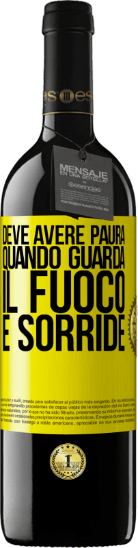 39,95 € Spedizione Gratuita | Vino rosso Edizione RED MBE Riserva Deve avere paura quando guarda il fuoco e sorride Etichetta Gialla. Etichetta personalizzabile Riserva 12 Mesi Raccogliere 2015 Tempranillo