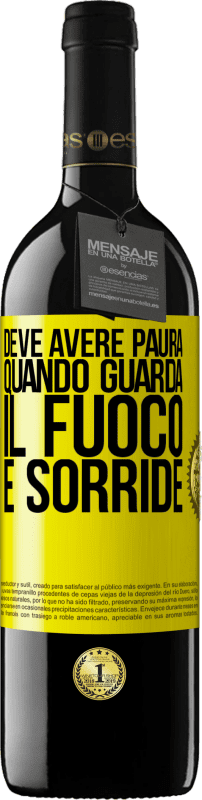 39,95 € Spedizione Gratuita | Vino rosso Edizione RED MBE Riserva Deve avere paura quando guarda il fuoco e sorride Etichetta Gialla. Etichetta personalizzabile Riserva 12 Mesi Raccogliere 2016 Tempranillo