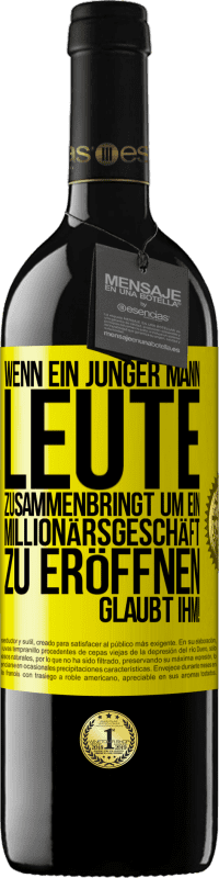 39,95 € Kostenloser Versand | Rotwein RED Ausgabe MBE Reserve Wenn ein junger Mann Leute zusammenbringt um ein Millionärsgeschäft zu eröffnen, glaubt ihm! Gelbes Etikett. Anpassbares Etikett Reserve 12 Monate Ernte 2015 Tempranillo