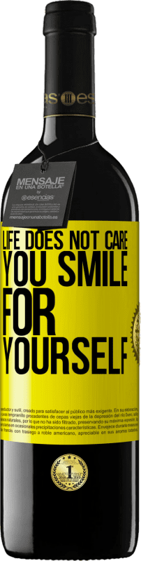 39,95 € 送料無料 | 赤ワイン REDエディション MBE 予約する 人生は気にしない、あなたは自分のために笑う 黄色のラベル. カスタマイズ可能なラベル 予約する 12 月 収穫 2016 Tempranillo