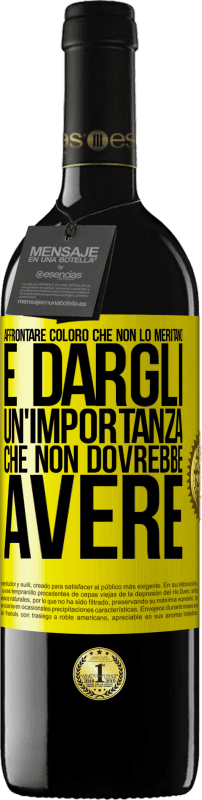 39,95 € Spedizione Gratuita | Vino rosso Edizione RED MBE Riserva Affrontare coloro che non lo meritano è dargli un'importanza che non dovrebbe avere Etichetta Gialla. Etichetta personalizzabile Riserva 12 Mesi Raccogliere 2015 Tempranillo