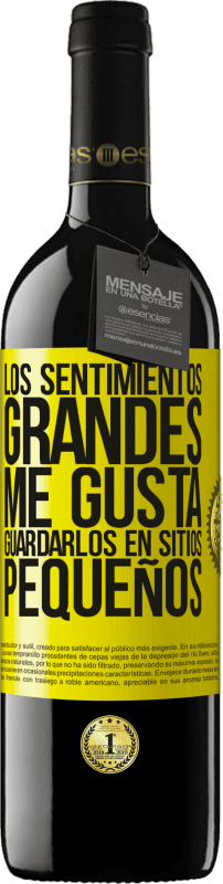 39,95 € Envío gratis | Vino Tinto Edición RED MBE Reserva Los sentimientos grandes me gusta guardarlos en sitios pequeños Etiqueta Amarilla. Etiqueta personalizable Reserva 12 Meses Cosecha 2015 Tempranillo